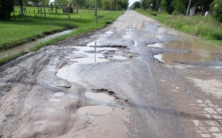 La calle de acceso a una escuela en Olmos no da más