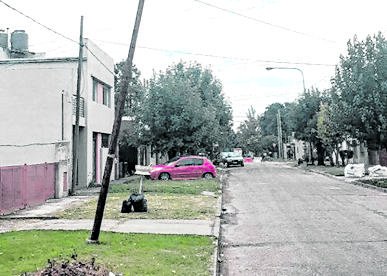 Preocupación por un poste a punto de desplomarse en la cuadra de 47 y 137