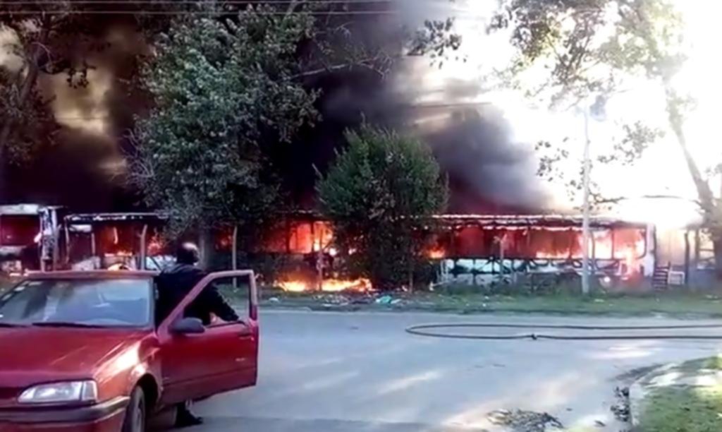 Incendiaron 14 colectivos del Expreso Lomas, tras denuncia de Carrió contra sus directivos