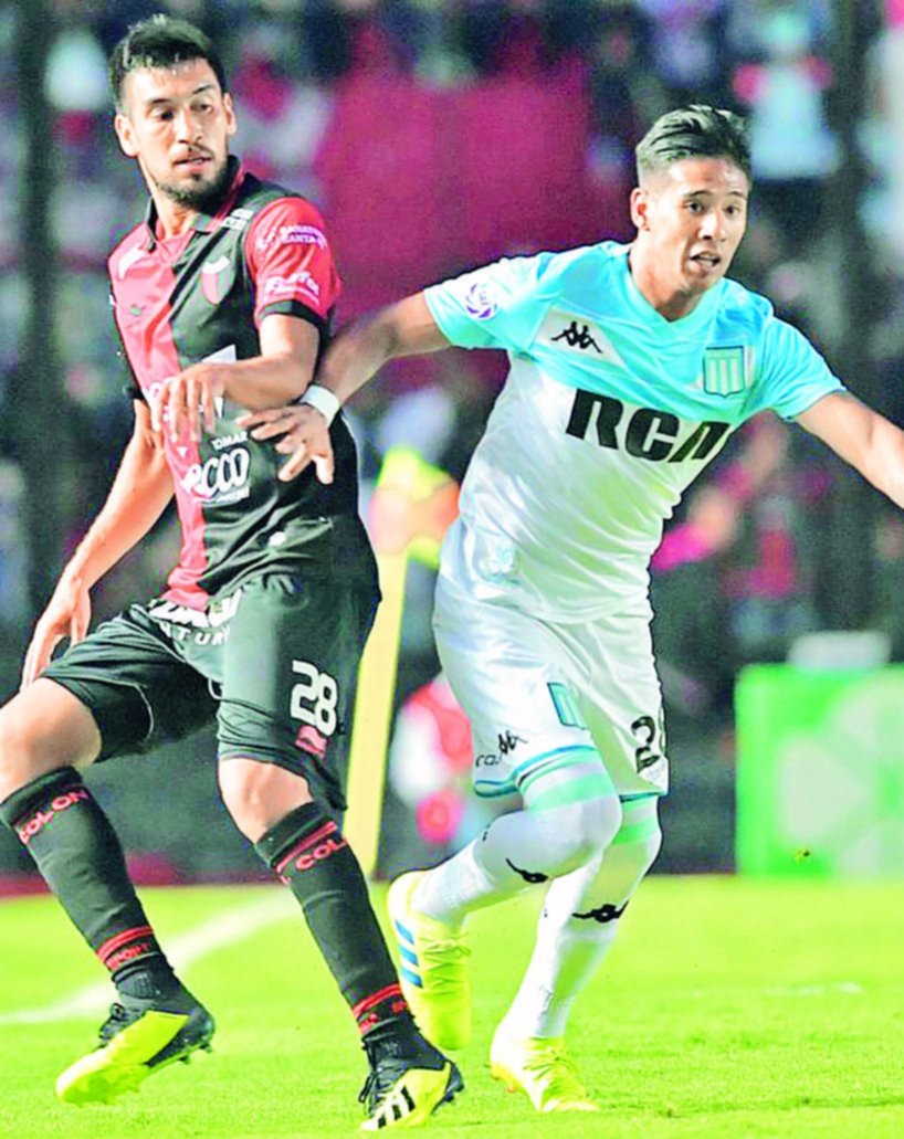 Racing salvó la ropa en un final agónico