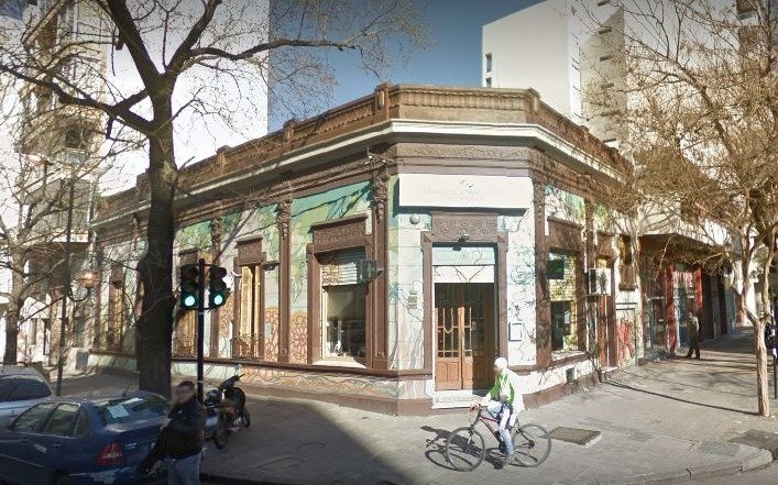 Asaltaron a la histórica farmacia natural de la esquina de 10 y 60