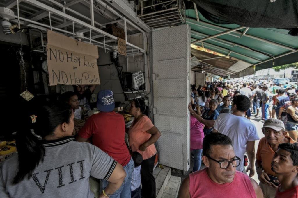 Caos y muertes en Venezuela, en “estado de alarma” por el apagón que lleva varios días