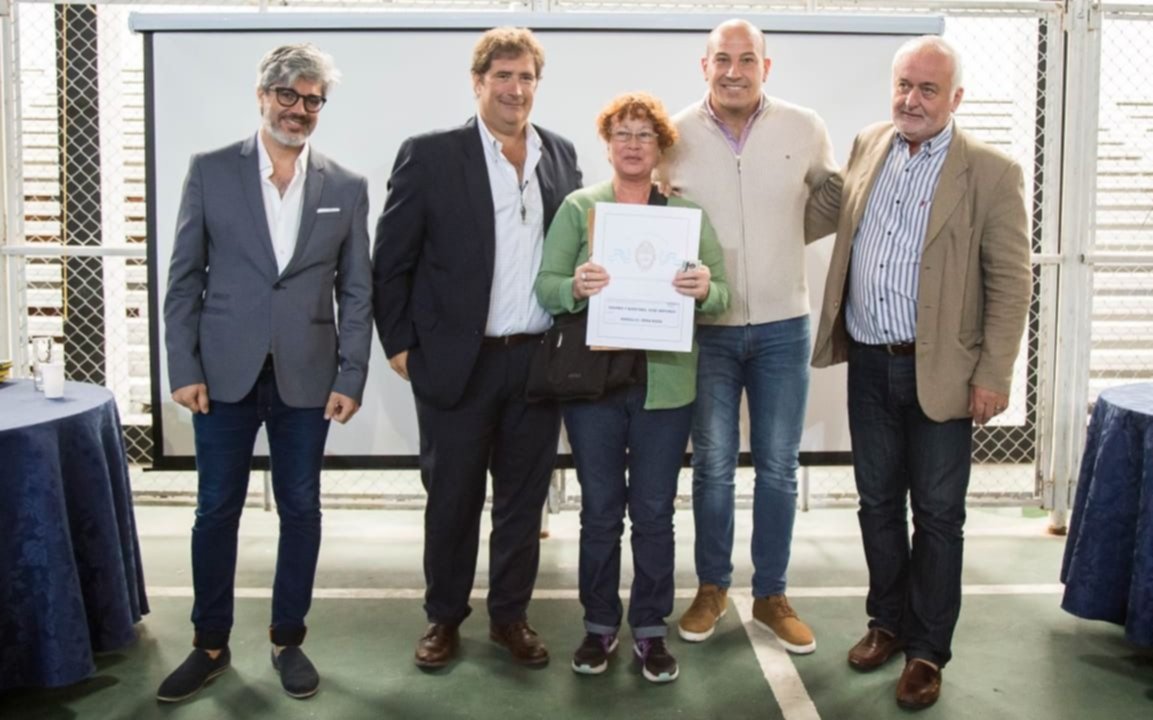 Entrega de escrituras de viviendas a vecinos de Quilmes