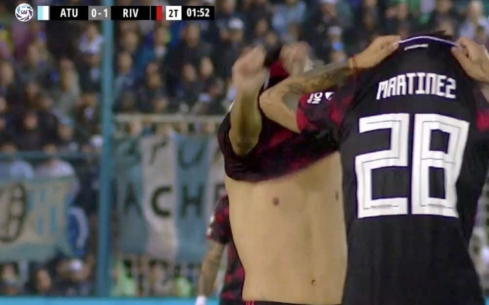 Dos jugadores de River y una situación insólita que obligó a parar el partido