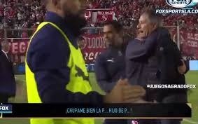 Una pelea al Rojo: Holan "sacado" con un plateista que lo había insultado