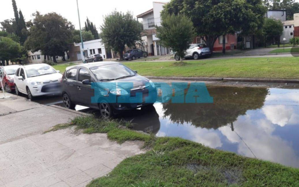 En Los Hornos denuncian un "río" en la calle 137 entre 57 y 58