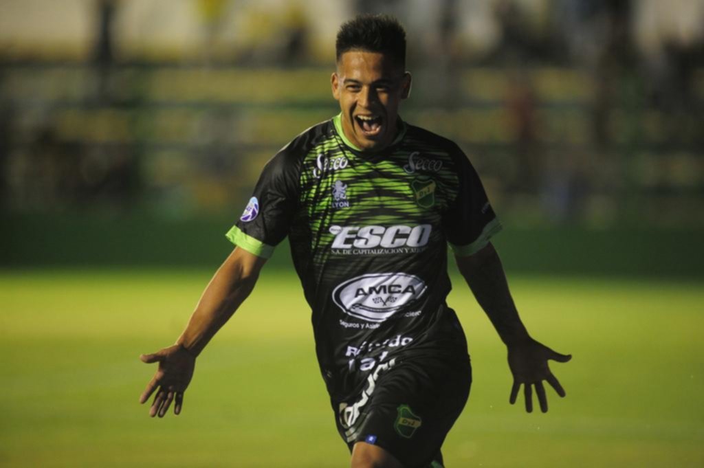 Defensa le ganó a Banfield con tres goles de Nicolás Fernández y quedó a un punto de Racing