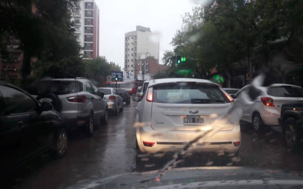 El tránsito un infierno, entre la lluvia y el Ultimo Primer Día