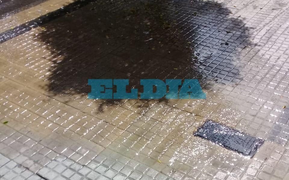 Pérdida de agua "a borbotones"  en pleno centro 