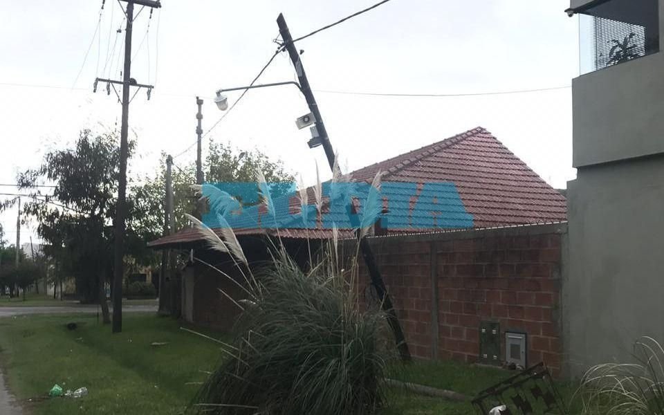 Alerta por varios postes a punto de caer en 141 entre 32 y 33