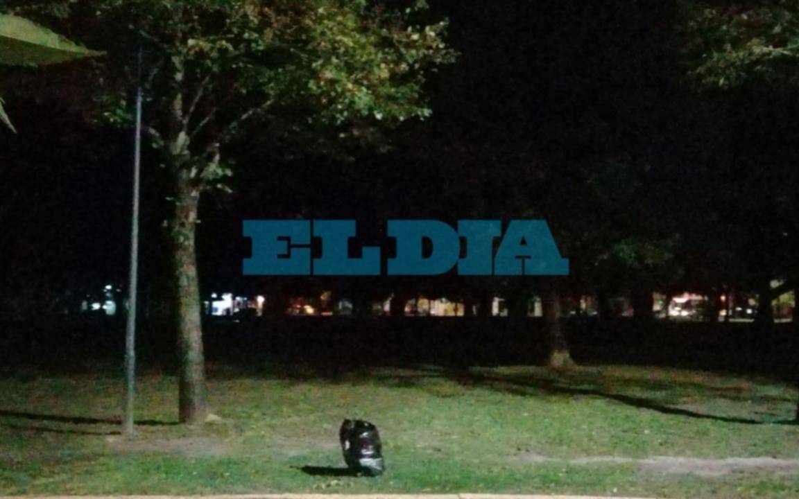 Plaza Brandsen permanece "a oscuras" hace un mes