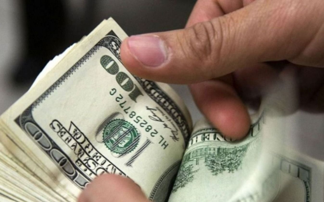 Tras la escalada matutina, el dólar se desinfló en el final y cerró por encima de los $42