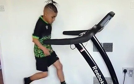 Tiene 11 años y se subió a la cinta para hacer cosas increíbles con la pelota