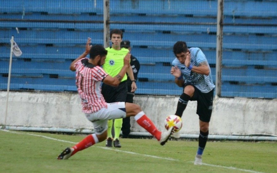 Susto en Gimnasia de Jujuy: un hincha, a los tiros cerca de los jugadores