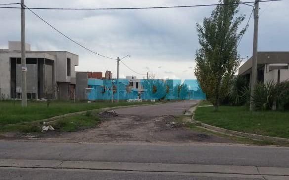 Calzada deteriorada en la esquina de 504 y 137 