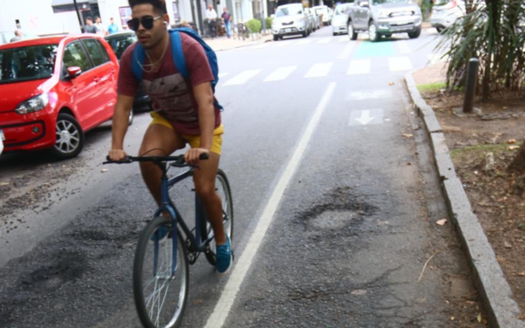 Baches hasta en las bicisendas del centro de la CIudad. Piden reparaciones