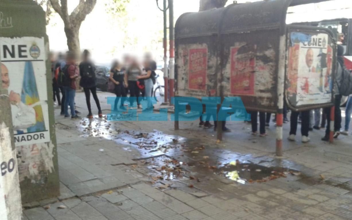 A metros del Albert Thomas: piden arreglo de una filtración que ya lleva 3 años