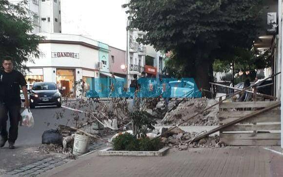 Imposible transitar por la vereda de 50 entre 10 y 11