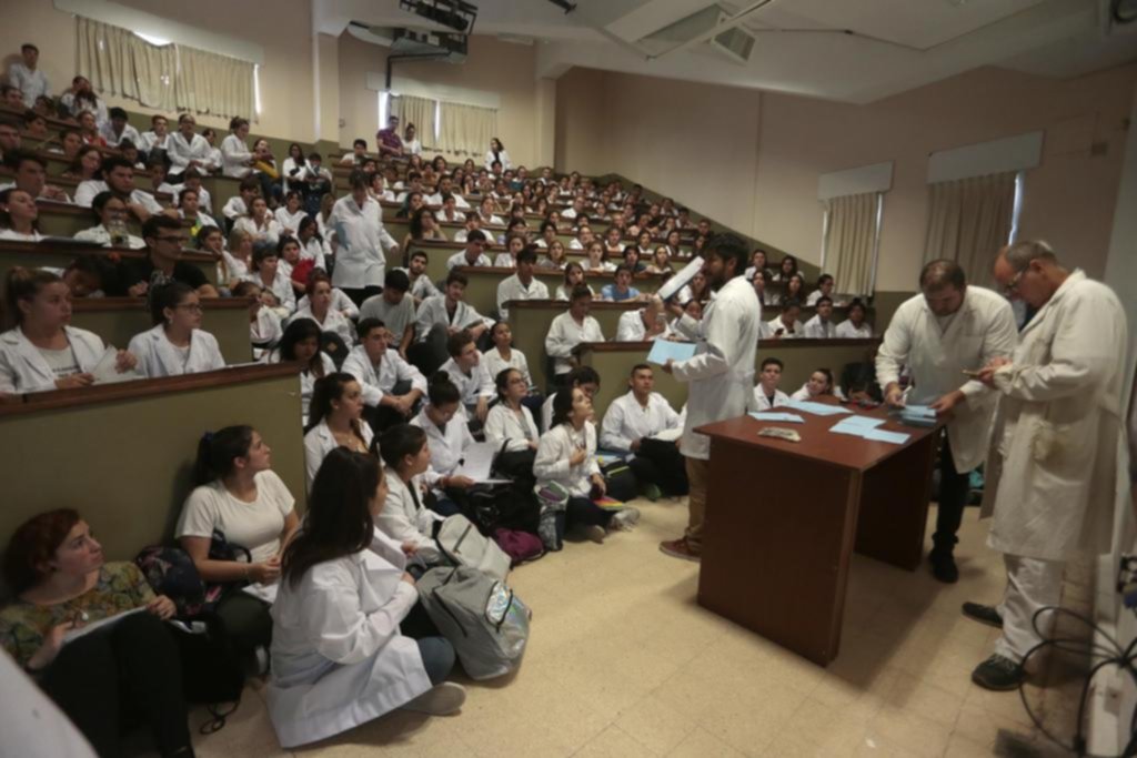 En las aulas de Medicina no cabe un alfiler y los chicos siguen las clases en el piso