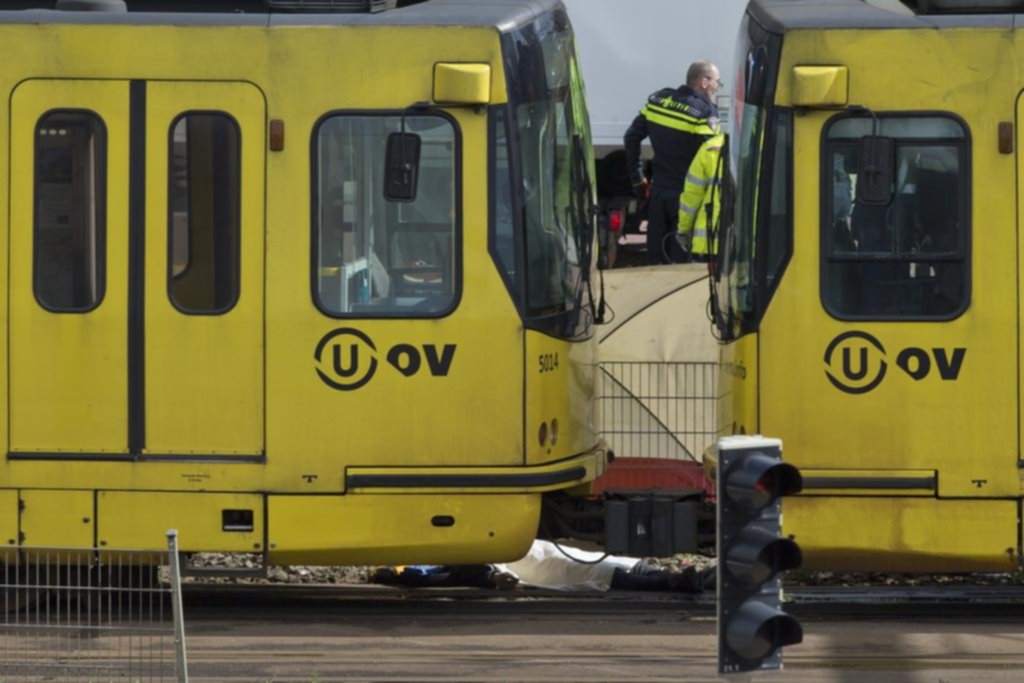 Un ataque en un tranvía en Holanda dejó tres muertos y muchas dudas