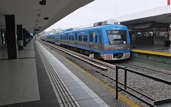 Paran el tren Sarmiento desde medianoche en repudio por la muerte de un operario