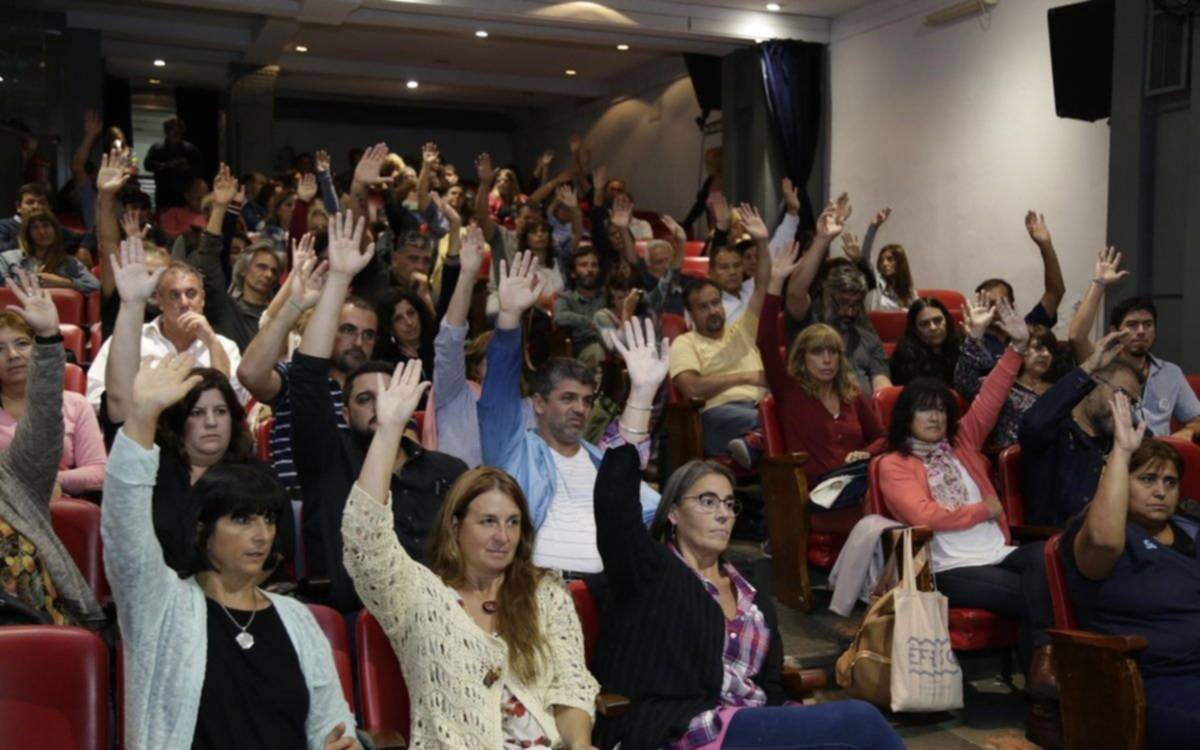 Ante la falta de convocatoria por la paritaria, entre los docentes se resuelve  "profundizar la lucha" 