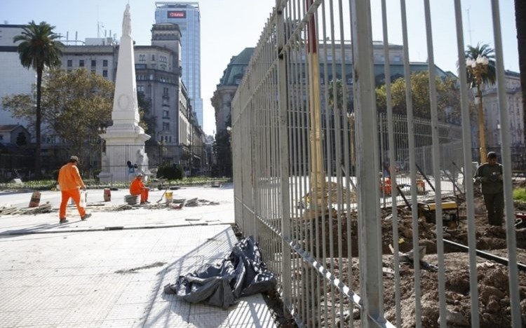 Avanza el proyecto de instalación de rejas en la Plaza de Mayo