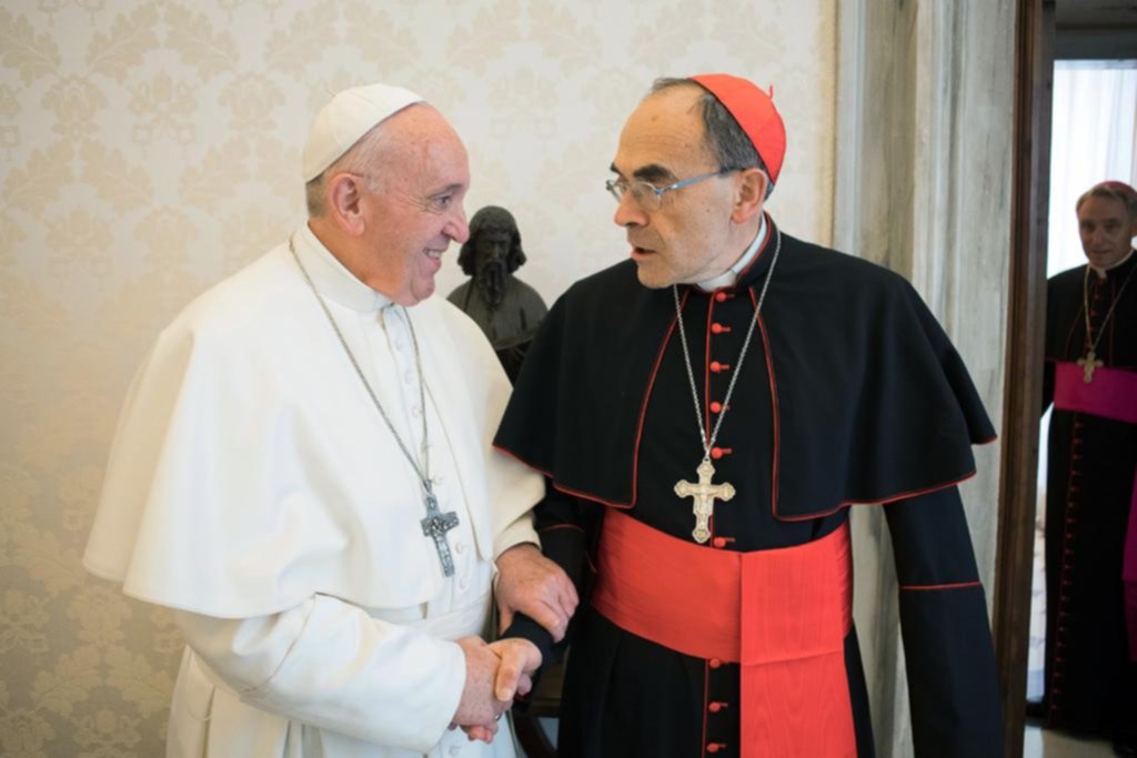 El Papa rechazó la renuncia de un cardenal condenado por encubrir casos de pedofilia
