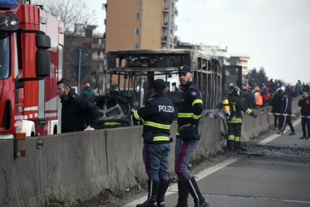 Un policía salvó a 51 niños tomados de rehenes por el chofer de un micro en Milán