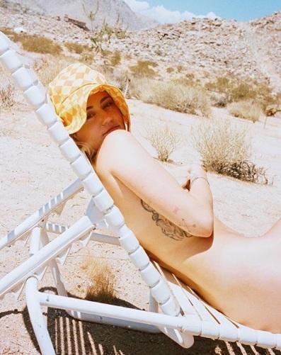 Miley Cyrus se desnudó de felicidad para anunciar su presencia en festivales