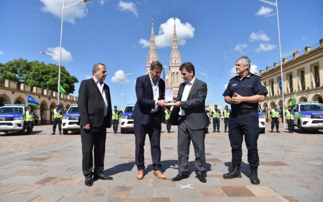 Ritondo destacó el equipamiento que entregan a la policía para combatir el delito