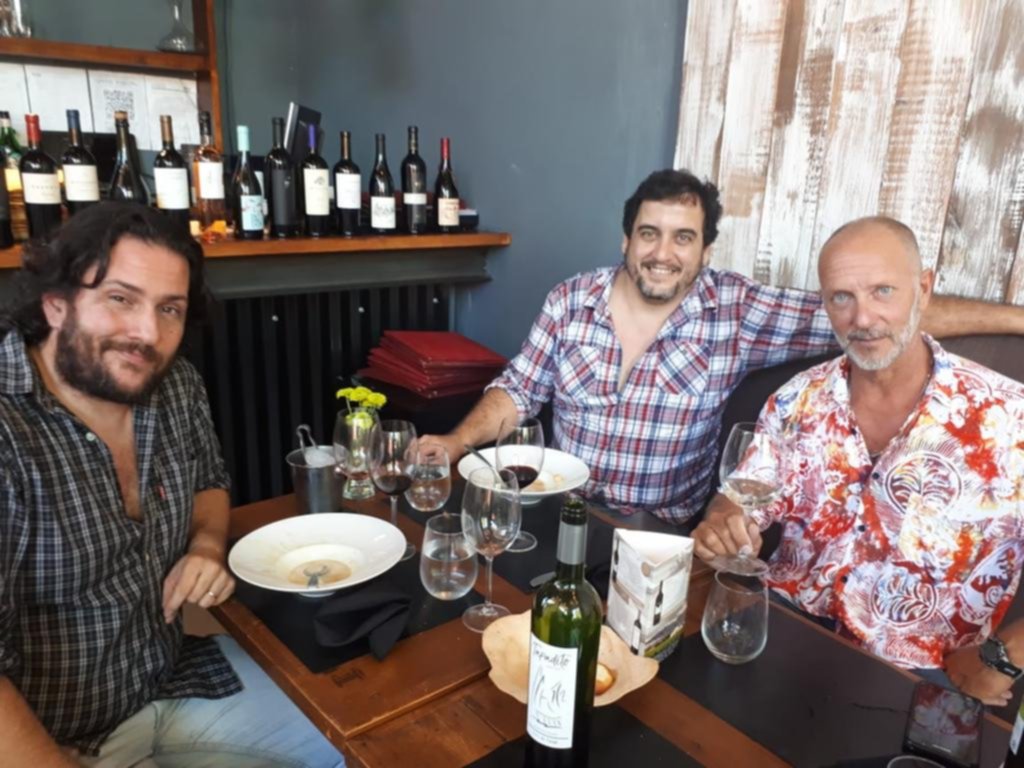 Un encuentro informal con vino, comida y amigos