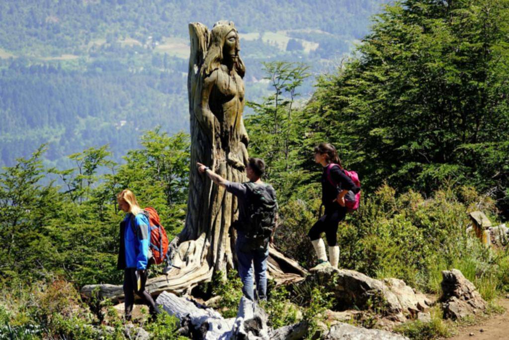 El Bosque Tallado realza la belleza del cerro Piltriquitrón, en Río Negro