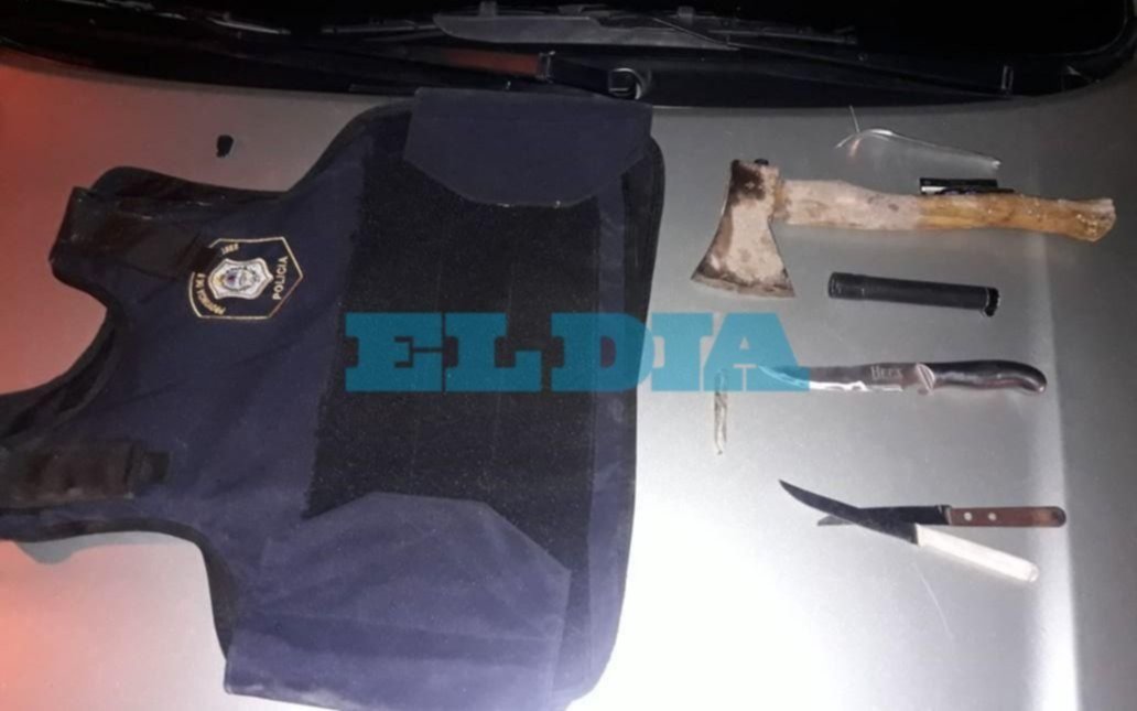 Detienen en la Ciudad a dos sujetos que  portaban armas blancas y un chaleco antibalas