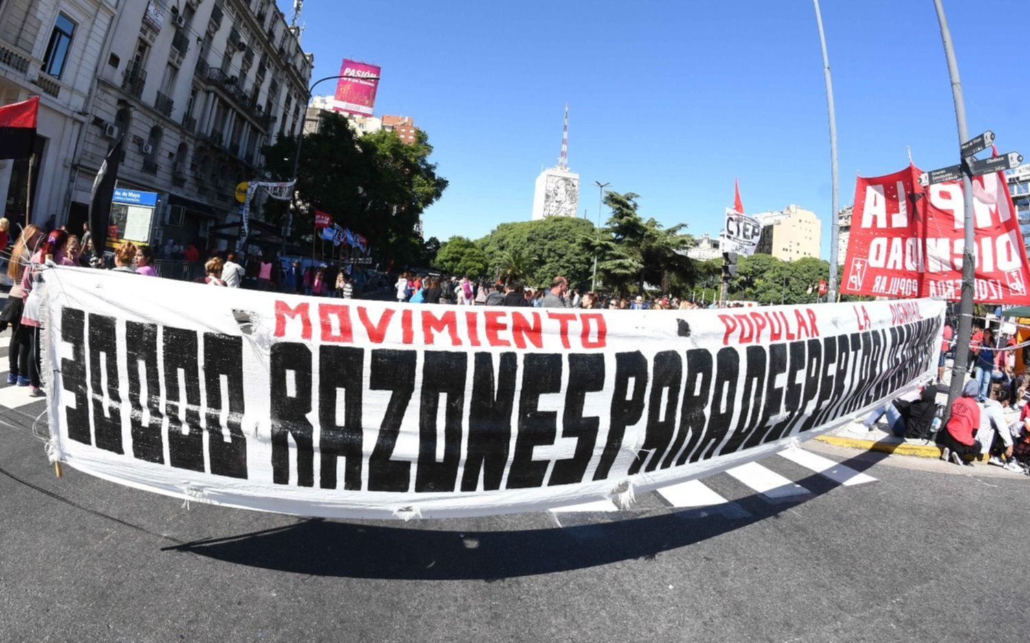 Manifestantes marcharon a Plaza de Mayo en repudio al golpe militar de 1976