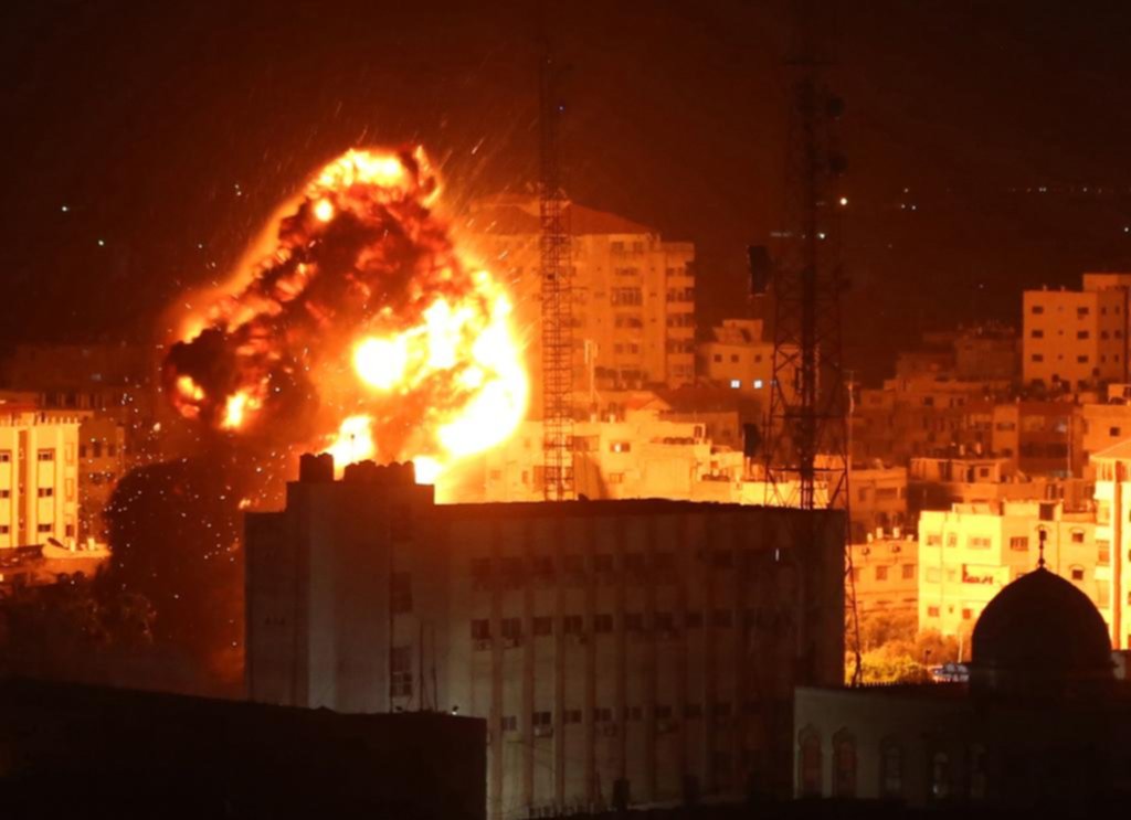 Israel bombardea Gaza en respuesta al ataque de Hamas cerca de Tel Aviv