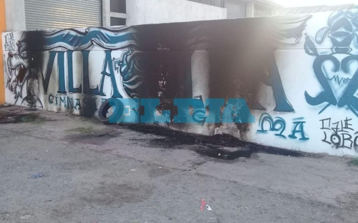 Indignación en Villa Elisa por un mural de Gimnasia al que prendieron fuego