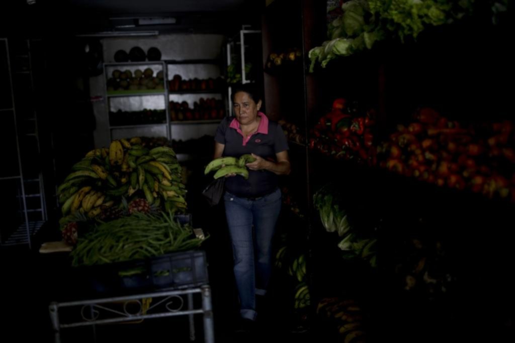 El apagón que sufre Venezuela renueva el temor a los saqueos