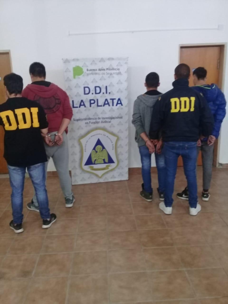 Fue a una fiesta en Berisso y casi lo matan a golpes