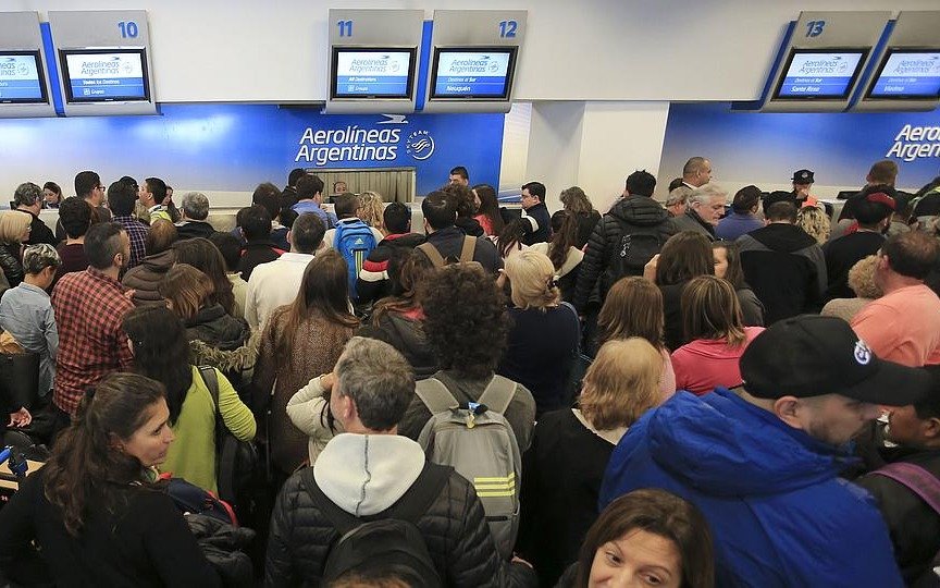 Gremios aeronáuticos amenazan con parar previo al feriado