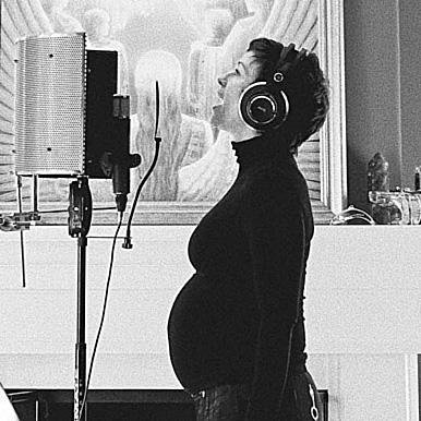 ¡Sorpresa! A los 44 años, Alanis Morissette está esperando su tercer hijo