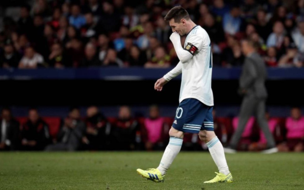 Ex campeón del mundo duro con Messi: "Se va porque le duele el dedo gordo"