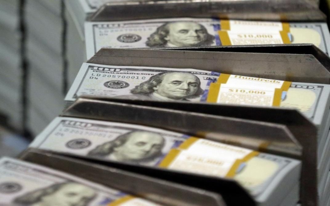 Tras siete días seguidos de suba, el dólar retrocedió 30 centavos y cerró a 44,60
