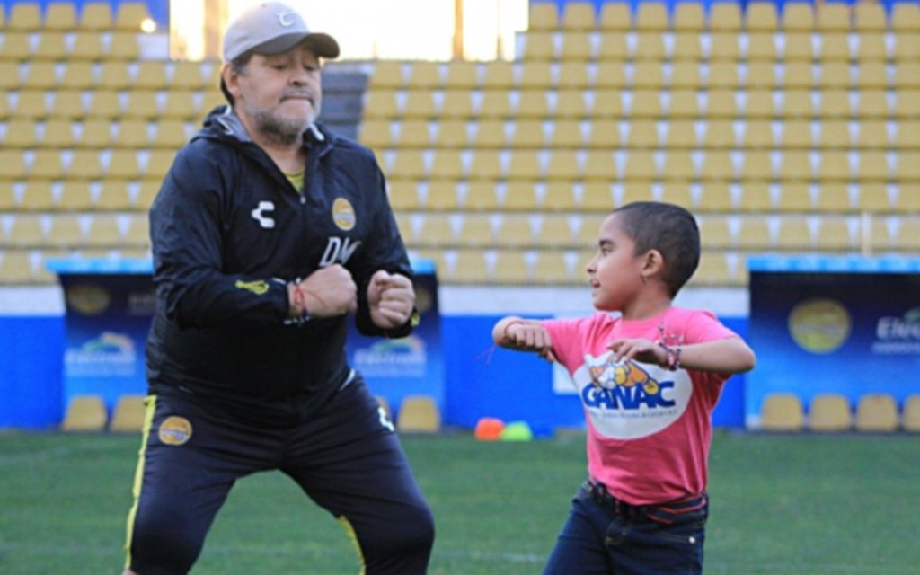 Mirá el emotivo baile de Maradona con una niña con cáncer