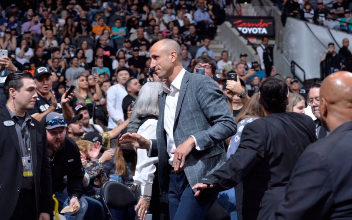 Emoción pura: la camiseta de Ginóbili fue colgada en el AT&T Center de San Antonio