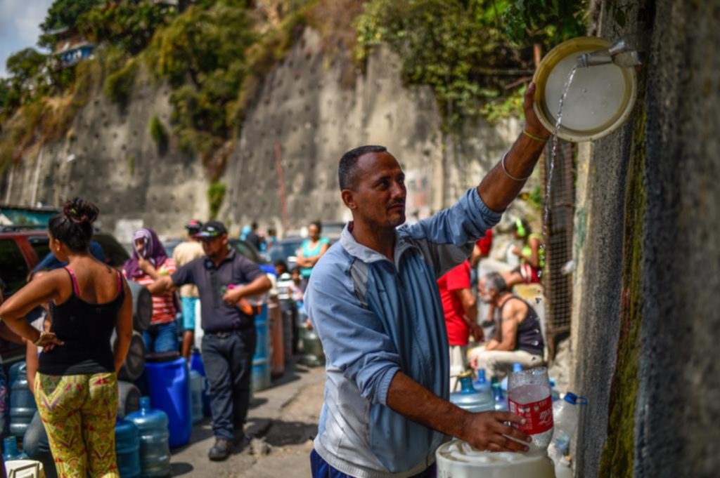 Prácticas de la “edad media” para enfrentar el apagón que tiene en jaque a Venezuela