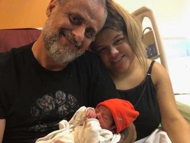 La foto feliz del abuelo Jorge con More y el pequeñín Rial