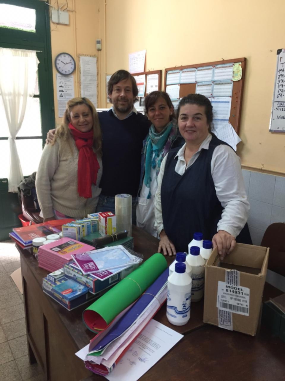 Donan útiles para los chicos de una escuela de Gorina