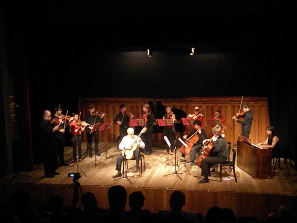Se abre el telón del Teatro de Cámara con una función especial