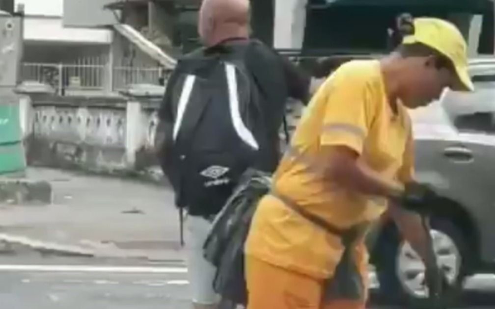 El DT sigue dando que hablar: Sampaoli en bicicleta por San Pablo